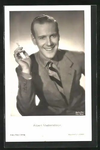 AK Schauspieler Albert Matterstock mit Zigarette in der Hand porträtiert