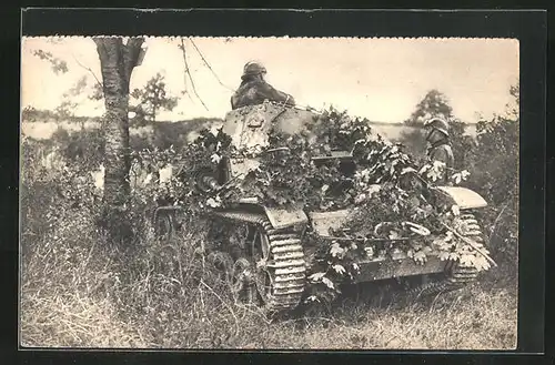 AK Auto-mitrailleuse en reconnaissance, getarnter französischer Panzer