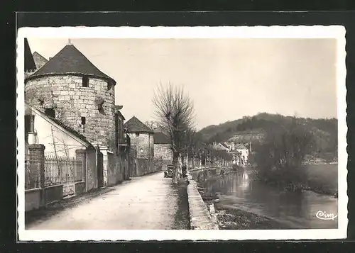 AK Noyers-sur-Serein, Fortifications sur les bords du Serein et tours