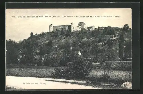 AK Druyes-les-Belles-Fontaines, le Chateau et la Colline vus de la Route de Ferriéres