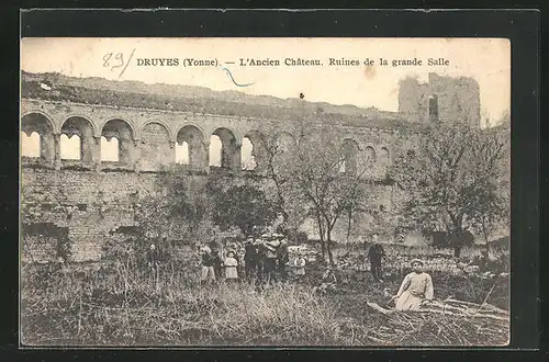 AK Druyes-les-Belles-Fontaines, l'Ancien Chateau, Ruines de la grande Salle