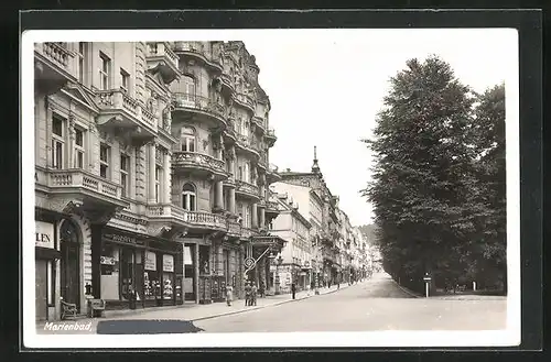 AK Marienbad, Strassenansicht mit Geschäft Photo Rozsyval