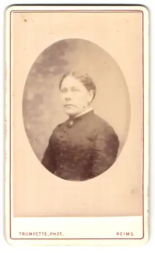 Fotografie J. Trompette, Reims, 29 Rue des Tapissiers, Portrait einer elegant gekleideten Dame