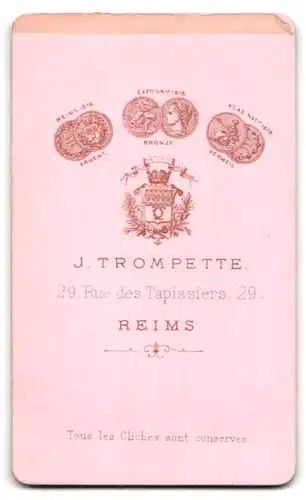 Fotografie J. Trompette, Reims, 29 Rue des Tapissiers, Portrait einer elegant gekleideten Dame