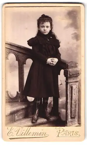 Fotografie E. Villemin, Paris, 11 Rue du Commandeur, Portrait süsses Mädchen mit dunklem Haar im Kleidchen
