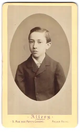 Fotografie Allevy freres, Paris, 5 Rue des Petits-Champs, Portrait frecher Bube im eleganten Jackett