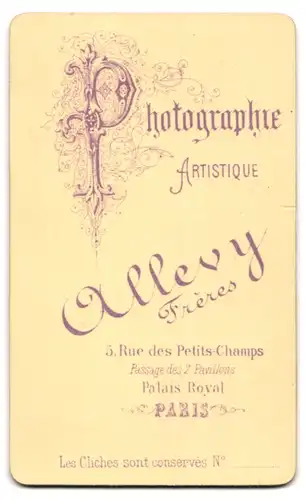 Fotografie Allevy freres, Paris, 5 Rue des Petits-Champs, Portrait frecher Bube im eleganten Jackett