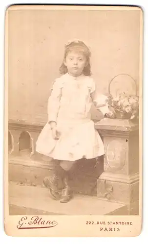 Fotografie G. Blanc, Paris, 222 Rue St. Antoine, Portrait bildschönes kleines Mödchen mit Blumenkörbchen