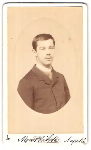 Fotografie J. Trompette, Reims, 29 Rue des Tapissiers, Portrait dunkelhaariger junger Mann im Jackett