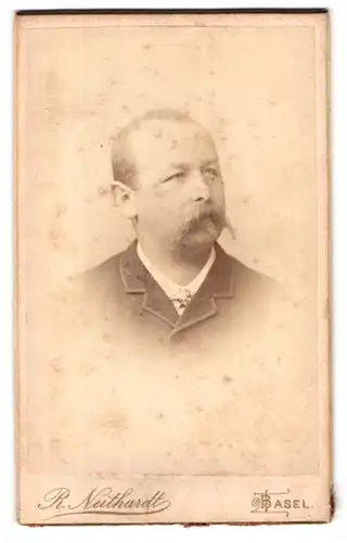 Fotografie R. Neidhardt, Basel, St. Clara-Strasse 54, Portrait stattlicher Herr mit Schnurrbart