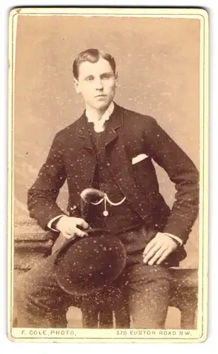 Fotografie F. Cole, London, 378 Euston Road, Portrait charmanter junger Mann mit Hut im Anzug