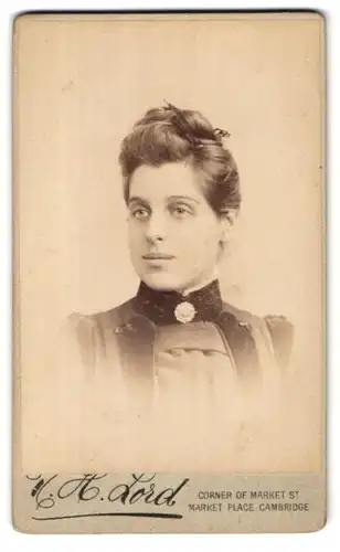 Fotografie H. Lord, Cambridge, Market Street, Portrait brünette junge Schönheit mit Dutt