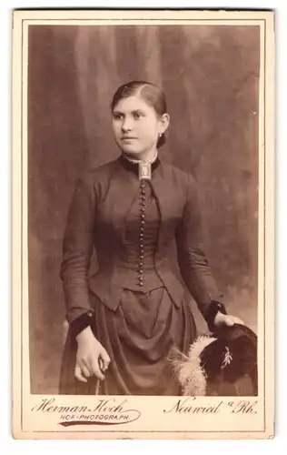 Fotografie Herman Koch, Neuwied, Portrait brünettes Fräulein mit Federhut im eleganten Kleid