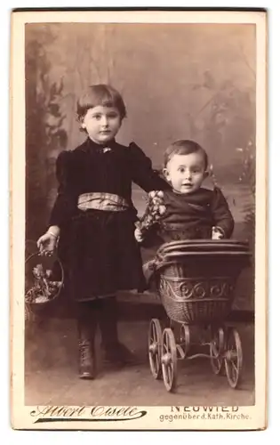 Fotografie Albert Eisele, Neuwied, Marktstrasse 43, Portrait niedliches Mädchen & kleiner Bube im Puppenwagen