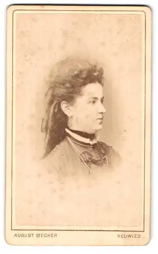 Fotografie August Becker, Neuwied, Rheinstr. 49, Portrait bildschönes Fräulein mit hochgestecktem Haar