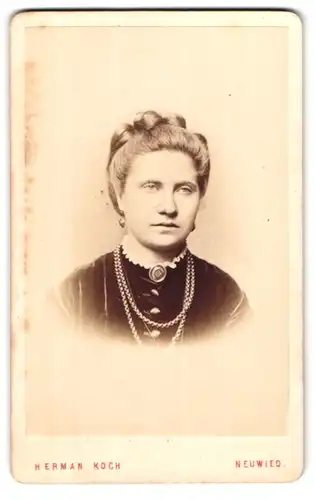 Fotografie Herman Koch, Neuwied, Engerserstr. 87, Portrait einer elegant gekleideten Dame mit Flechtfrisur