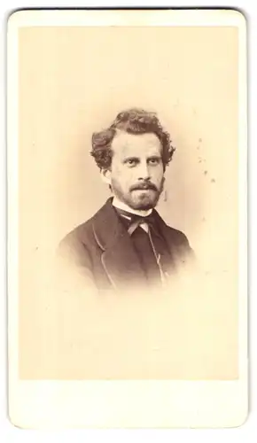 Fotografie Aug. Becker, Neuwied, Rheinstr. 40, Portrait dunkelhaariger junger Mann im Jackett