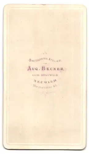 Fotografie Aug. Becker, Neuwied, Rheinstr. 40, Portrait dunkelhaariger junger Mann im Jackett