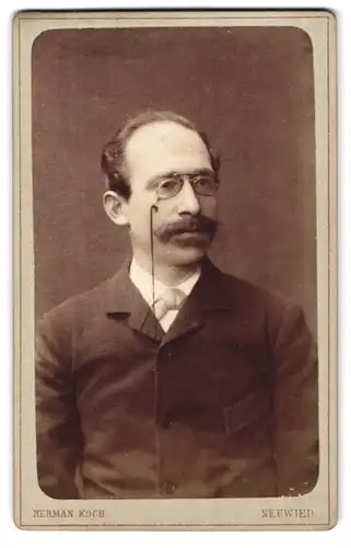 Fotografie Herman Koch, Neuwied, Engerserstr. 85, Portrait stattlicher Herr mit Zwicker und Bart im Jackett