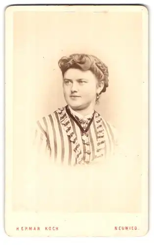 Fotografie Herman Koch, Neuwied, Engerserstr. 87, Portrait schönes Fräulein mit Flechtdutt