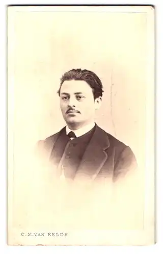 Fotografie C. M. van Eelde, Wiesbaden, Portrait dunkelhaariger charmanter Mann mit Oberlippenbart