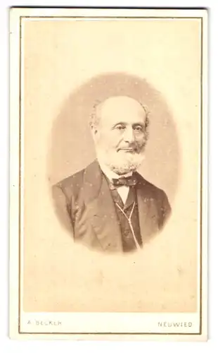 Fotografie A. Becker, Neuwied, Rheingasse 49, Portrait betagter Herr mit grauem Bart und Haar