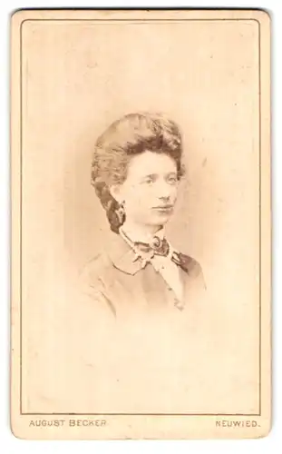 Fotografie August Becker, Neuwied, Rheinstr. 49, Portrait bildschöne Dame mit zurückgebundenem Haar