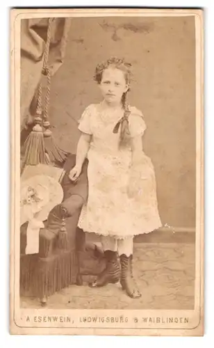 Fotografie A. Esenwein, Ludwigsburg, Portrait süsses Mädchen mit Flechtzopf im weissen Kleidchen