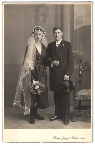 Fotografie Hans Jäggli, Winterthur, Ecke Wart - und Rudolfstr., Hochzeitspaar in schwarz gekleidet, Braut mit Strauss