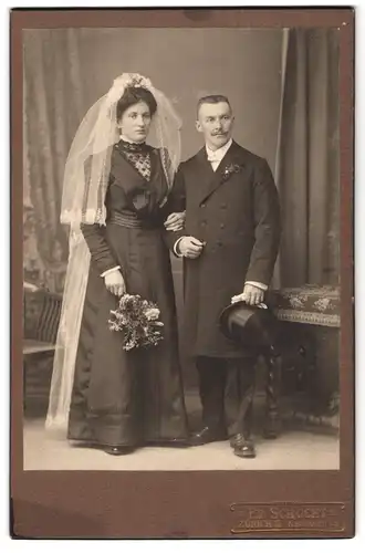 Fotografie Ed. Schucht, Zürich, Kasernenstr. 13, Hochzeitspaar festlich in schwarz gekleidet, Braut m. Schleier & Strauss