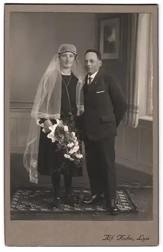 Fotografie Alf. Kuhn, Lyss, Hochzeit, Hochzeitspaar in schwarz, Braut mit weissem Schleier & Brautstrauss