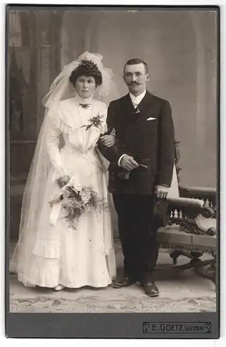 Fotografie E. Goetz, Luzern, Hirschmattstrasse 8, Hochzeitspaar beim Fotograf kurz nach der Trauung