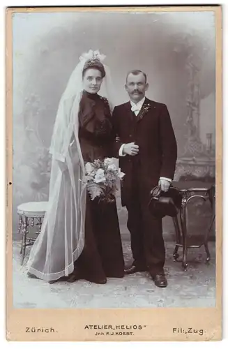 Fotografie F.J. Koest, Zürich, Bahnhofstrasse 60, Hochzeit, Brautpaar in festlich schwarzer Bekleidung