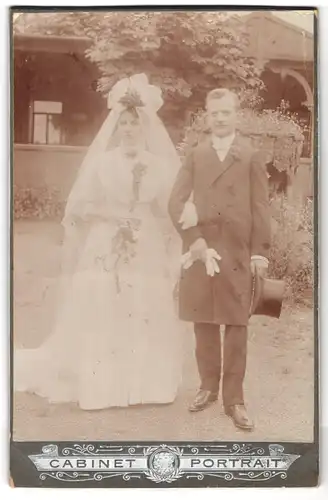 Fotografie Cabinet Portrait, Ort unbekannt, Hochzeit, Brautpaar festlich gekleidet vor Kapelle abgelichtet