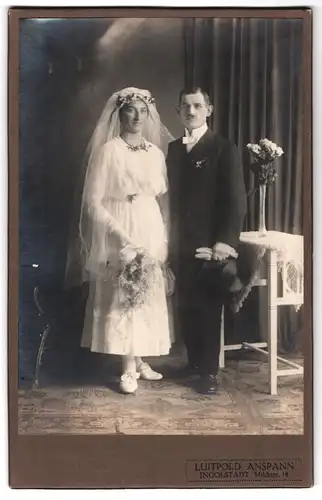 Fotografie Luitpold Anspann, Ingolstadt, Milchstr. 14, Hochzeit, Brautpaar festlich gekleidet im Foto-Atelier