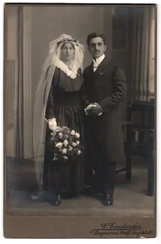 Fotografie G. Emslander, Ingolstadt, Theresienstr. 8, Hochzeit, Braut trägt schwarzes Kleid m. weissem Kragen & Schleier