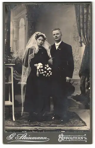 Fotografie G. Steinmann, Affoltern a. A., Hochzeit, Hochzeitspaar in eleganter schwarzer Bekleidung