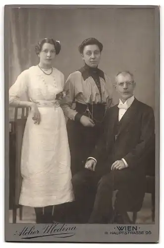 Fotografie Bernhard Wachtl, Wien, Hauptstr. 95, Messe-Medaillen & Orden, Rückseitig Familie im Foto-Atelier