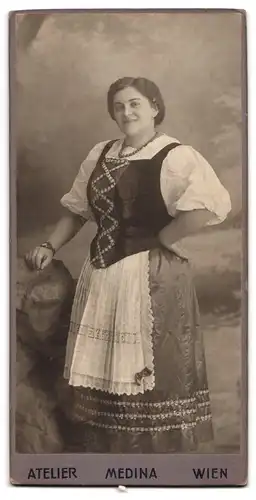 Fotografie Bernhard Wachtl, Wien, Hauptstr. 95, Messe-Medaillen & Orden, Rückseitig Hausfrau mit Armbanduhr in Tracht