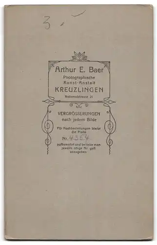 Fotografie Arthur E. Baer, Kreuzlingen, Nationalstr. 21, Mädchen mit Kerze & Bibel nach der Kommunion