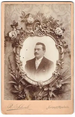 Fotografie R. Schenk, Leipzig-Reudnitz, Wurznerstr. 7, Portrait Edelmann mit Zwicker in gerahmter Ansicht