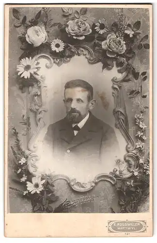 Fotografie E. Roggwiller, Wattwyl, Portrait ermüdeter Herr Joh. Zimmermann im Anzug von Blumen eingerahmt