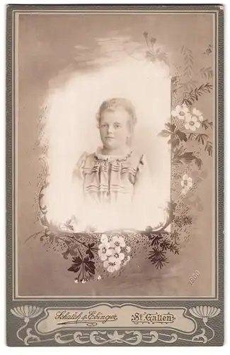 Fotografie Schalch & Ebinger, St. Gallen, Portrait Mädchen im Sonntagskleid von Blumen eingerahmt