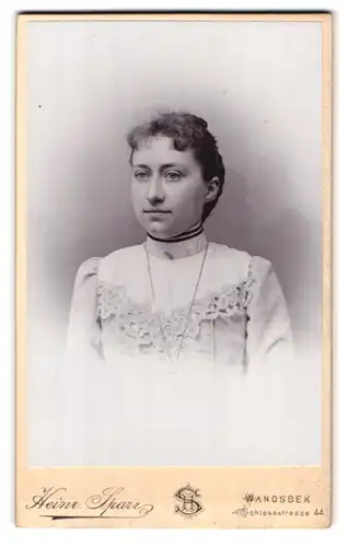 Fotografie Heinr. Sparr, Wandsbek, Schlossstrasse 44, Portrait junge Dame im hübschen Kleid