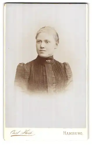 Fotografie Carl Koch, Hamburg, Neuerwall 30, Portrait junge Dame mit zurückgebundenem Haar