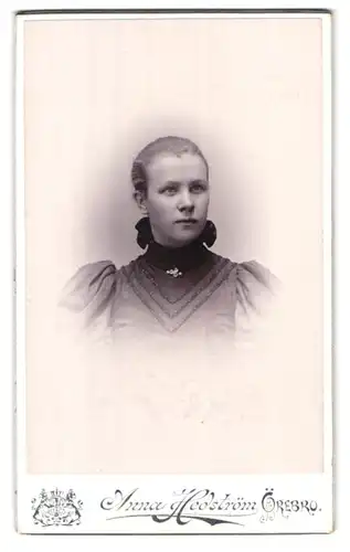 Fotografie Anna Hedström, Örebro, Drottninggatan 6, Portrait junge Dame mit zurückgebundenem Haar