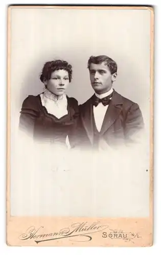 Fotografie Hermann Müller, Sorau /N.-L., Portrait junges Paar in eleganter Kleidung