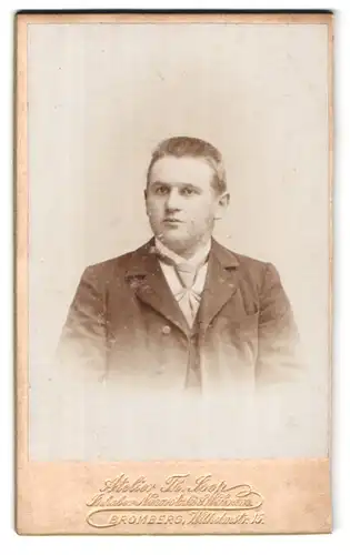 Fotografie Theodor Joop, Bromberg, Wilhelmstrasse 15, Portrait junger Herr im Anzug mit Krawatte