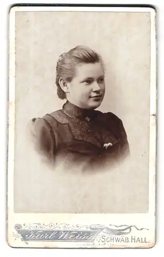 Fotografie Karl Weiss, Schwäb.-Hall, Burgschiedweg, Portrait junge Dame mit Flechtfrisur