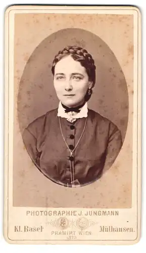 Fotografie J. Jungmann, Kl. Basel, Hammerstrasse 13, Brustportrait junge Dame mit Flechtfrisur